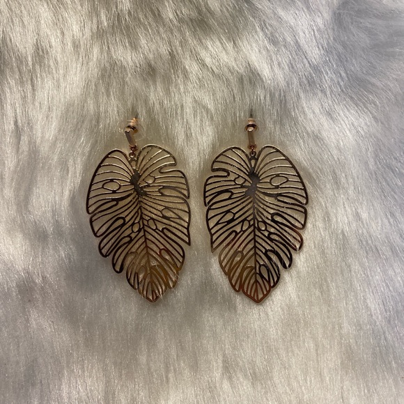 minimalist gold leaf earrings - Picture 3 of 4